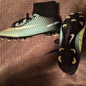 Nike Mercurial Size 6.5, purchased for my daughter and they are too small.